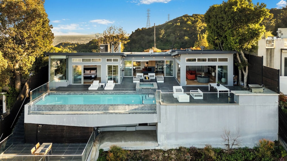 Mulholland View Mid century Modern Escape w Infinity Pool in Los Angeles, United States