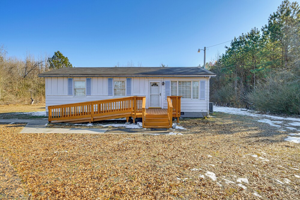 12 Mi to Lake Chesdin: Bbq ready Angler's Getaway — hotel in Petersburg