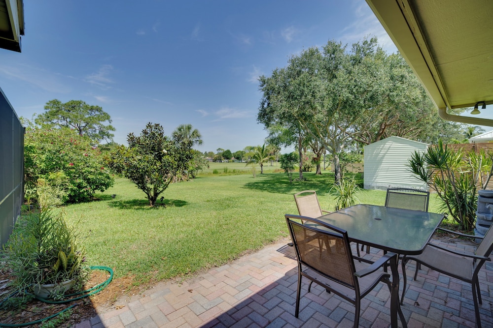 Lakewood Park Retreat on Fairway 4 Mi to Beach — hotel in Lakewood Park