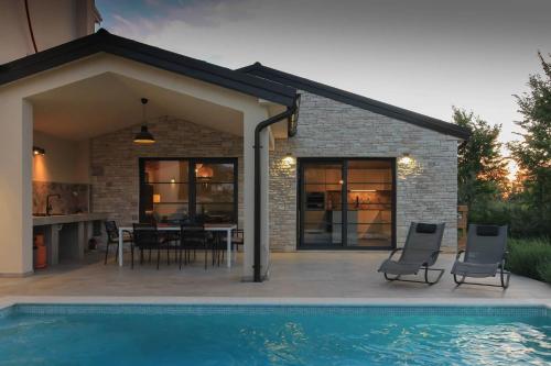 Beautiful Villa Regina with private pool near the sea by WiiBuk — 4-Star Luxury Hotel in Liznjan, Croatia
