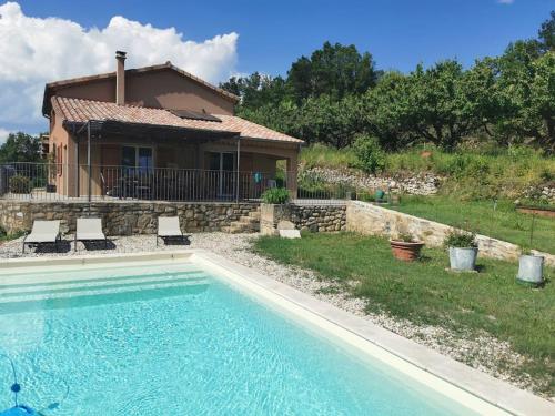 Piscine Privative Le Champ Des Oiseaux — hotel in Vesseaux
