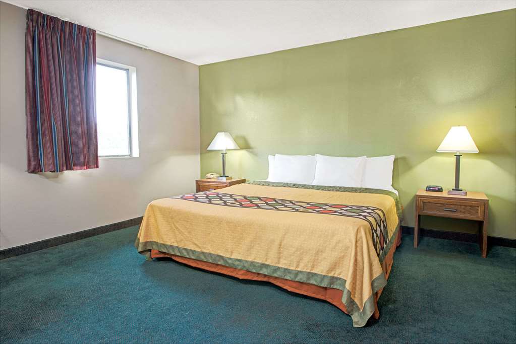 Super 8 by Wyndham Eureka Six Flags Nearby - photo 14