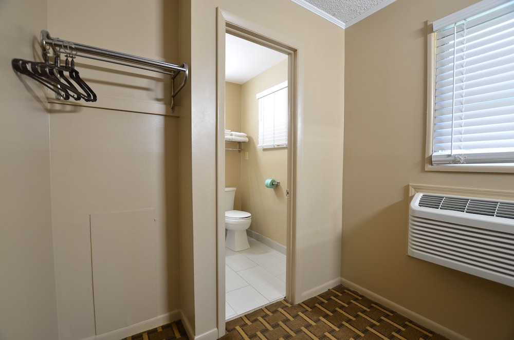 Travelowe's Motel - photo 13