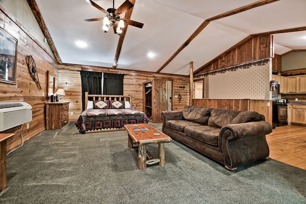 Lake Forest Luxury Log Cabins — 4-Star Luxury Hotel in Eureka Springs, United States