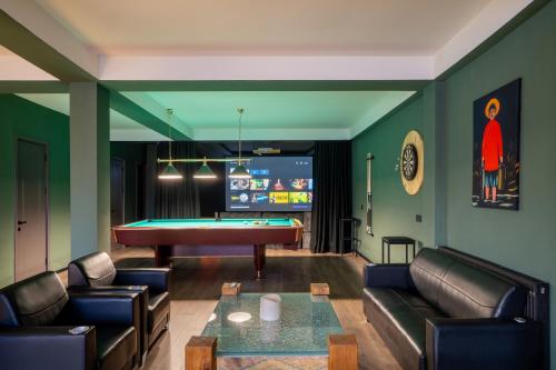 Niabi Apartments with Cinema and Billiards