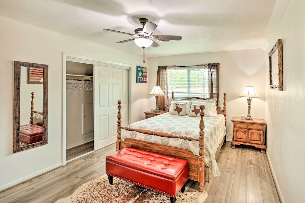 about 5 Mi to Dtwn Fort Worth Retreat with Fire Pit in Fort Worth, United States