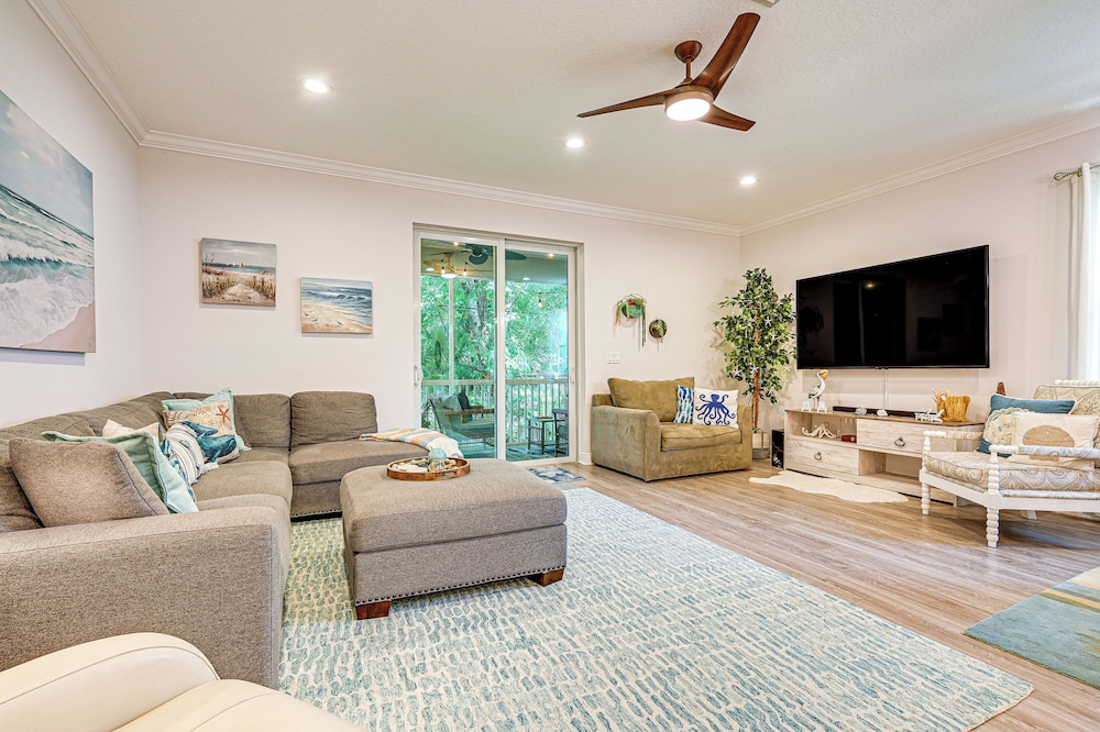 Airy Coastal Casa on Park: 6 Mi to Honeymoon Isle — 4-Star Luxury Hotel in Dunedin, United States