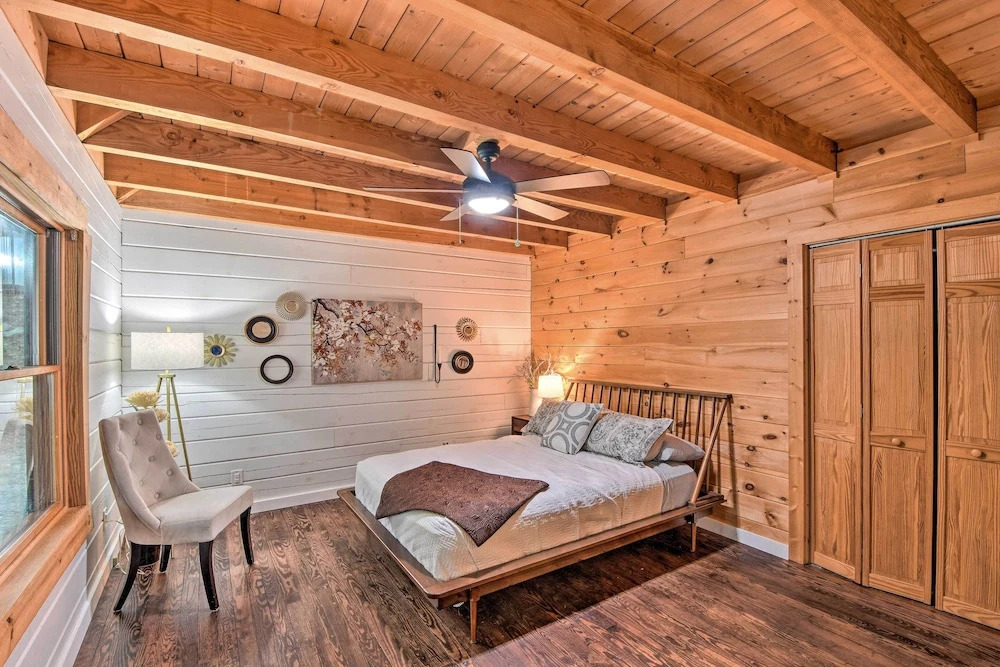 Luxe Jasper Cabin with Deck And Blue Ridge Mtn Views — 4-Star Luxury Hotel in Jasper, United States