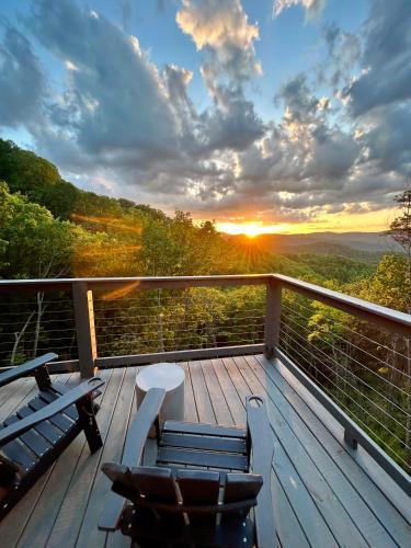 Cloudchaser Cabin Private New Cabin 2 Kings Cozy Modern Hot Tub View Theater — 4-Star Luxury Hotel in Sevierville, United States