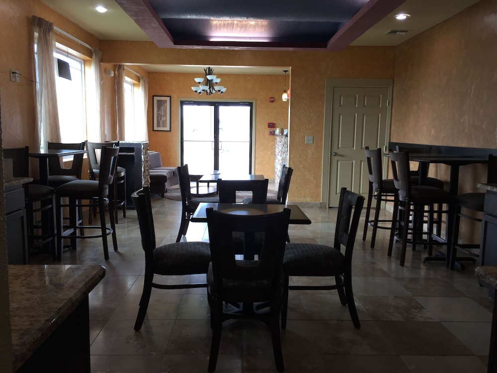 Pearsall Inn & Suites - photo 25