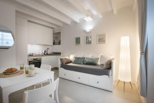 2 Bedrooms De Angeli 20 minuti dal Salone del Mobile — 4-Star Luxury Hotel in Milan, Italy