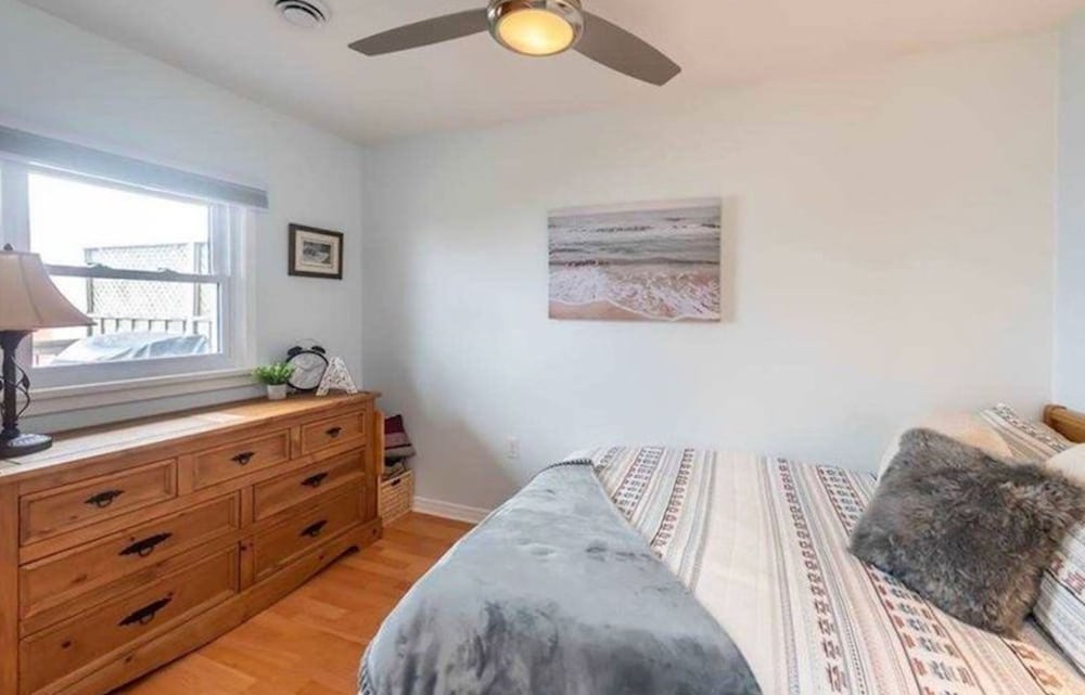 Waterfront W Private Lake Access Indoor Fireplace in Hamilton, Canada