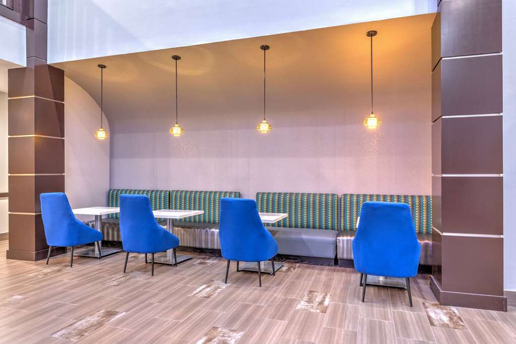 La Quinta Inn & Suites by Wyndham Tyler University Area - photo 8