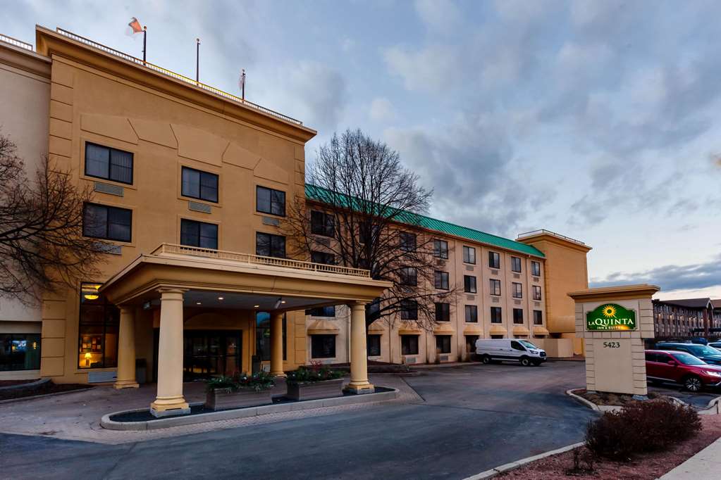 La Quinta Inn & Suites by Wyndham Milwaukee Bayshore Area - featured photo