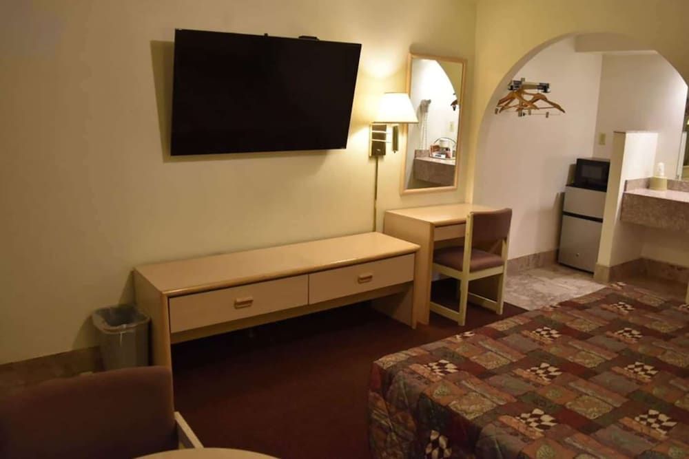 Travelodge by Wyndham Farmington - photo 2