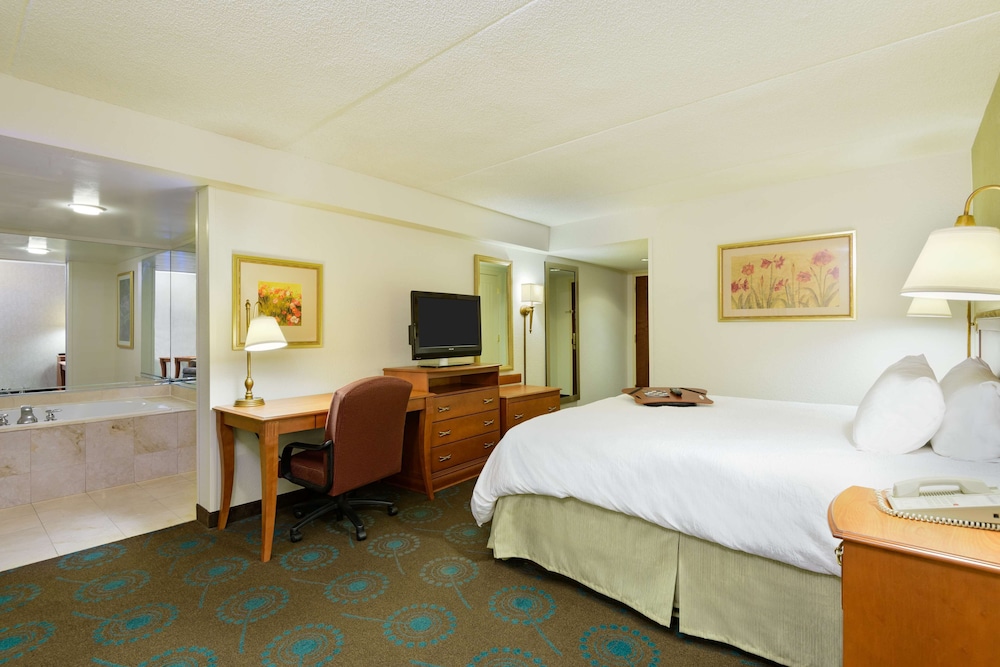 Hampton Inn Mt. Vernon - photo 9