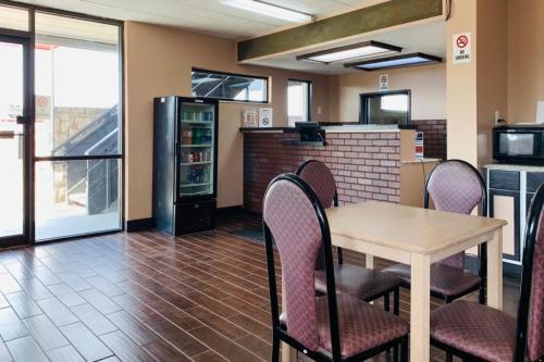 Economy Inn of Holland - photo 3