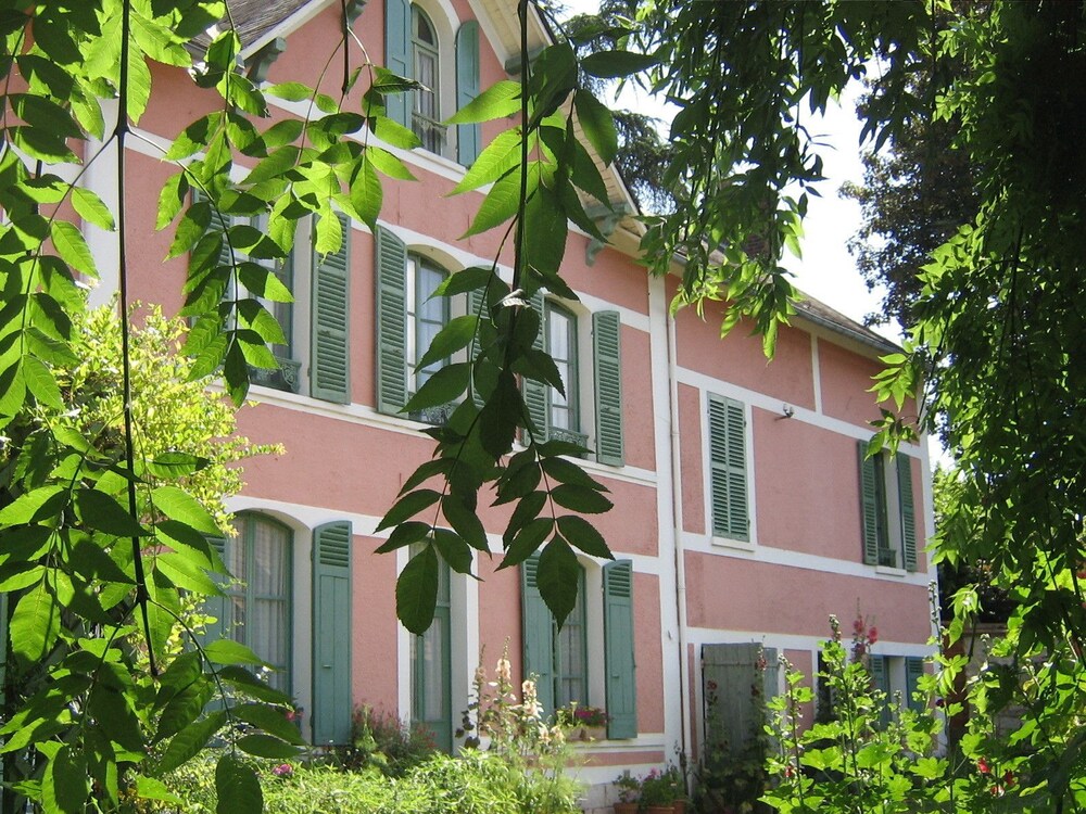 Les Buissonnets - carbon neutral hotel in Unknown City
