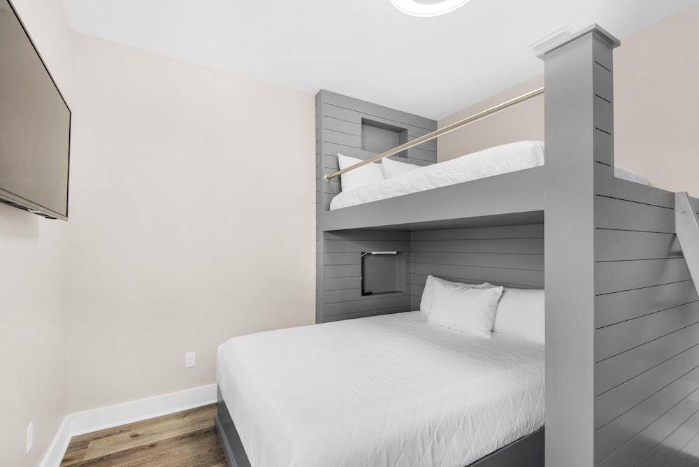 Para dise in Navarre, United States