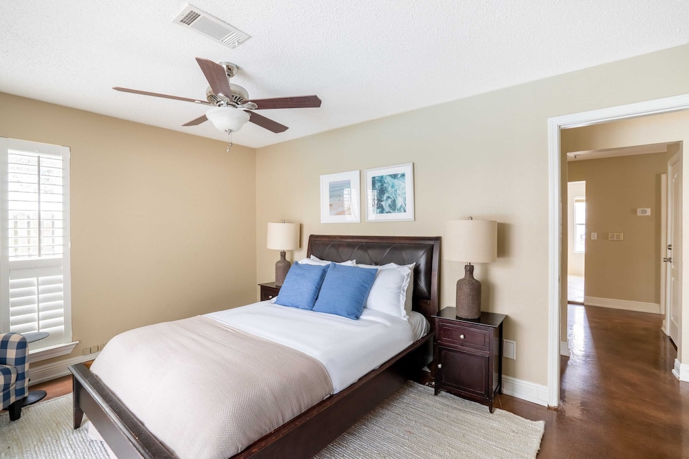 Hourglass by Avantstay Chic Beach Getaway w Pool & Two Large Balconies - photo 30