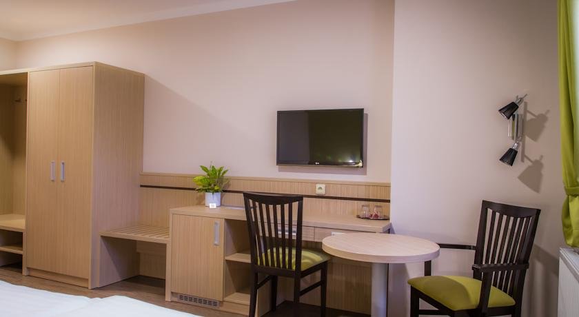 Penzion a Restaurace Na Netrebe — hotel near Pardubice Airport
