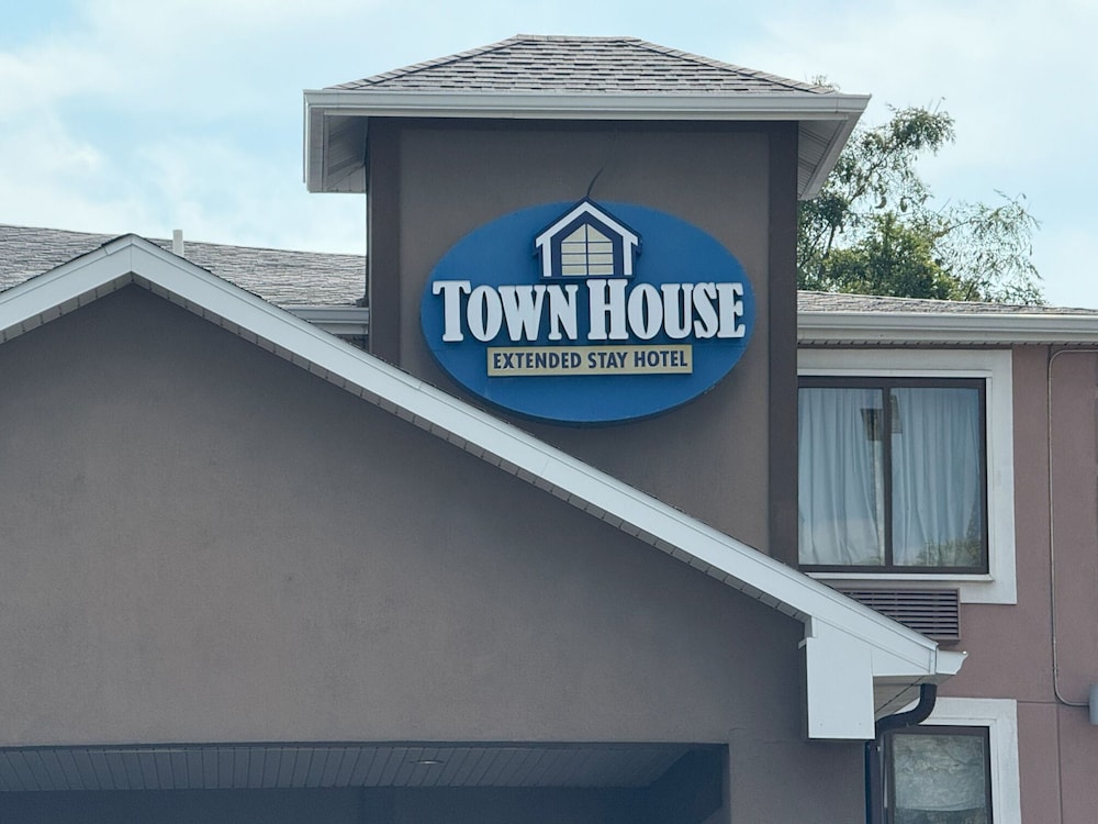 Town House Extended Stay Hotel Downtown - photo 44