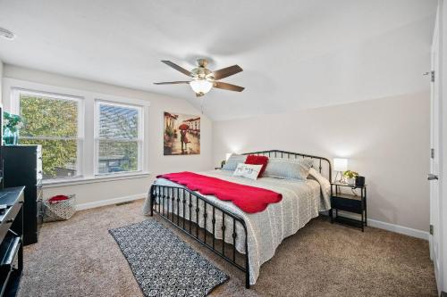 Ingersoll Immersion: Your Urban 4BR Retreat in Des Moines, United States