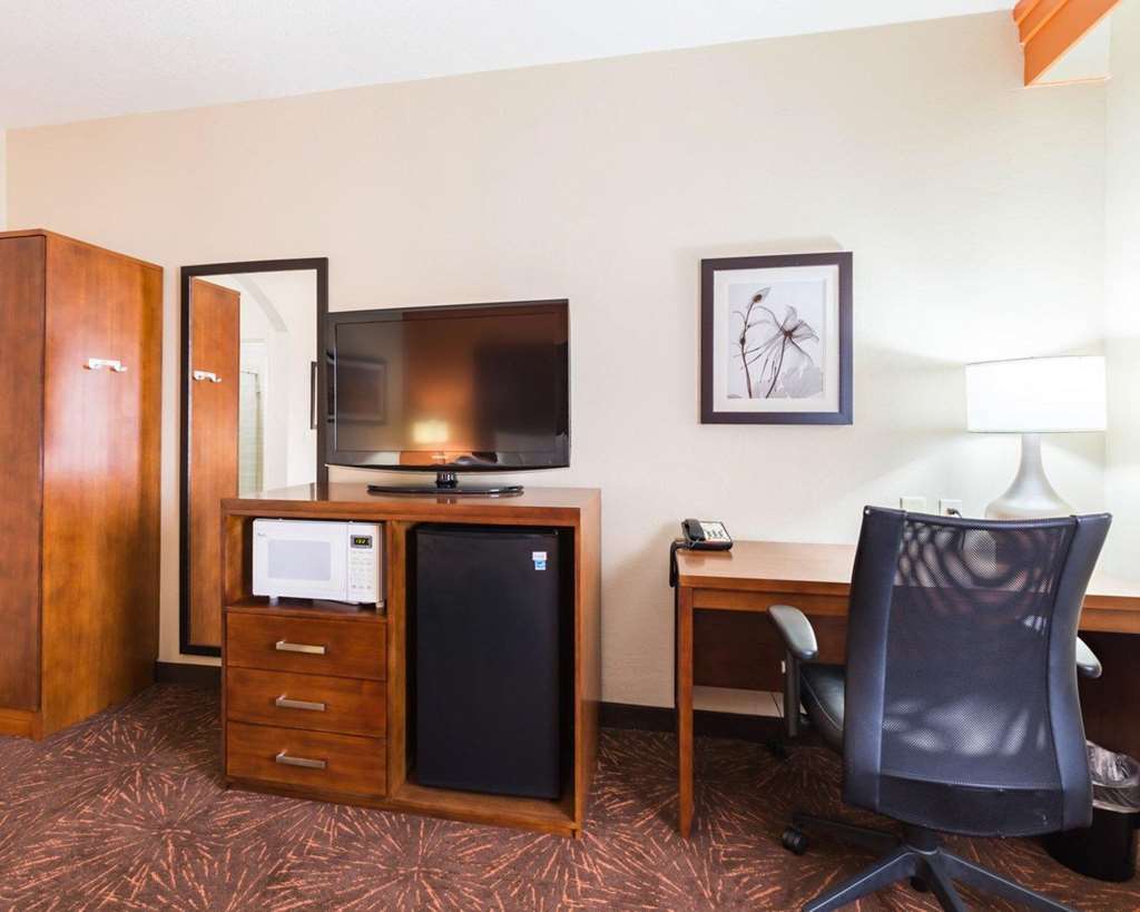 Econo Lodge Inn & Suites East - photo 9