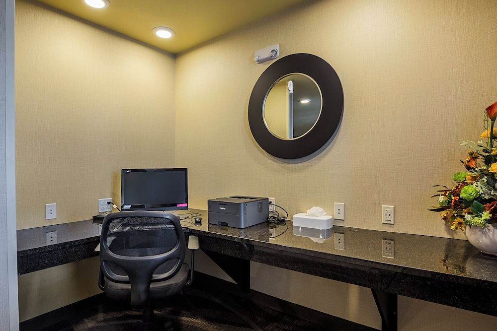 Cobblestone Inn & Suites Altamont - photo 62