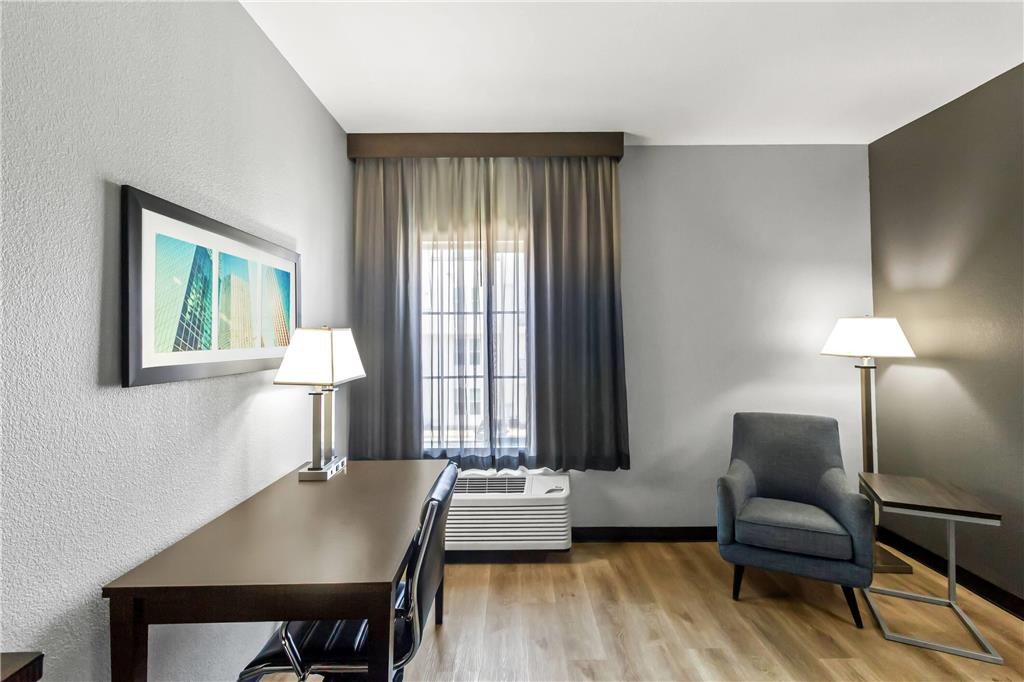 La Quinta Inn & Suites by Wyndham Houston Energy Corridor - photo 21