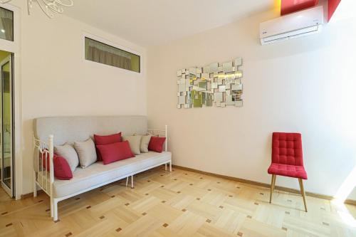 Unique 3 Apt Combo for 6 Guests by Wehost