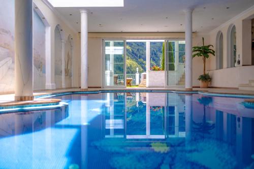 Das Land Palais Your lovely Mountain Hideaway — 4-Star Luxury Hotel in Selva Dei Molini, Italy