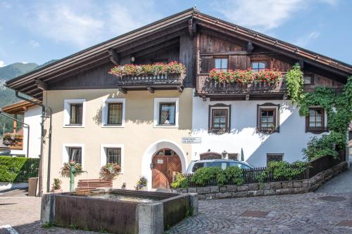 Apartments Heidenberger Fienili — 4-Star Luxury Hotel in Colle Isarco, Italy