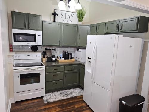 Oakwood Oasis Studio w Laundry & Kitchen — 4-Star Luxury Hotel in Decatur, United States