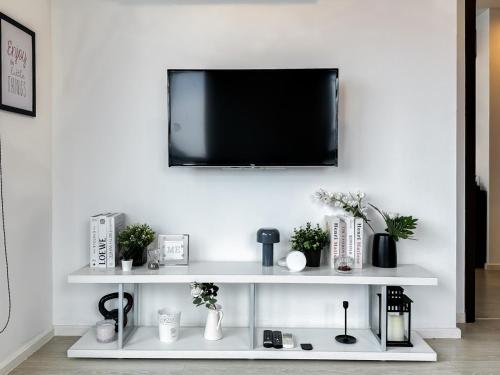 Contemporary High Rise 2BR Ultra Fast Wifi Sathorn
