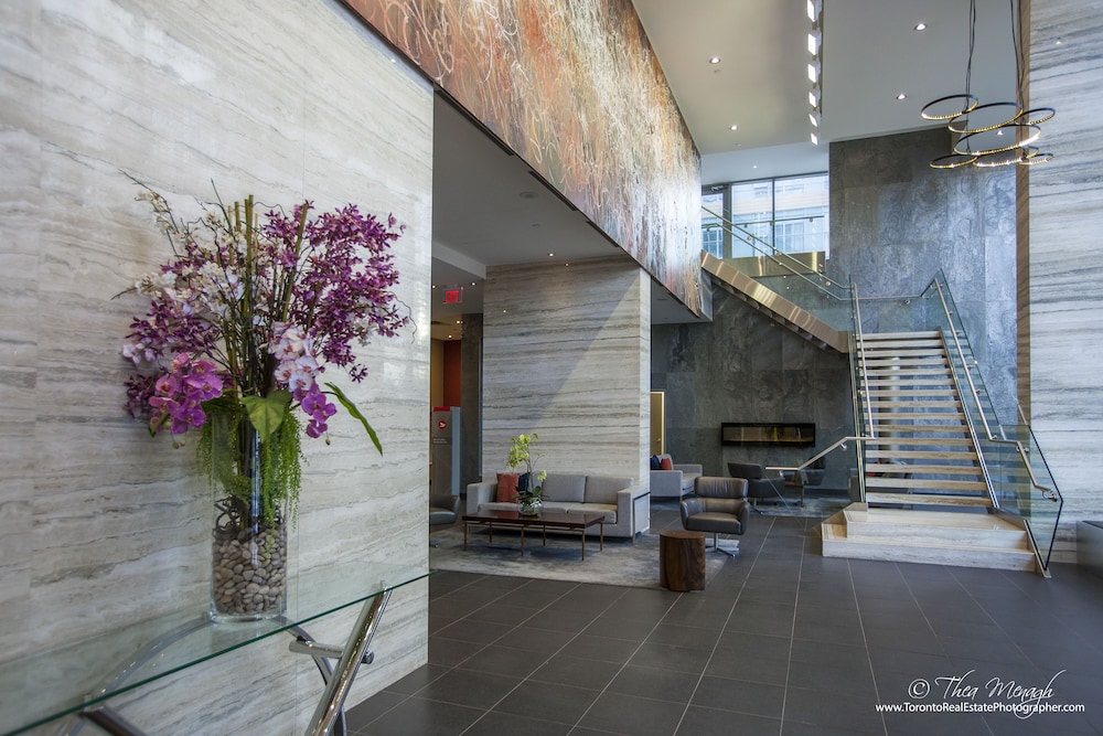 New Modern DT King W Spacious 3BR in Toronto, Canada