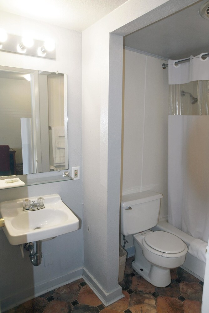 The Oakwood Inn - photo 25