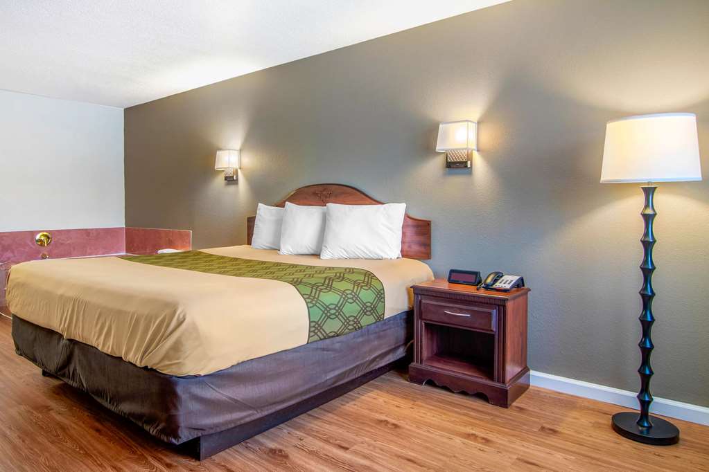 Econo Lodge Inn & Suites near Chickamauga Battlefield - photo 17