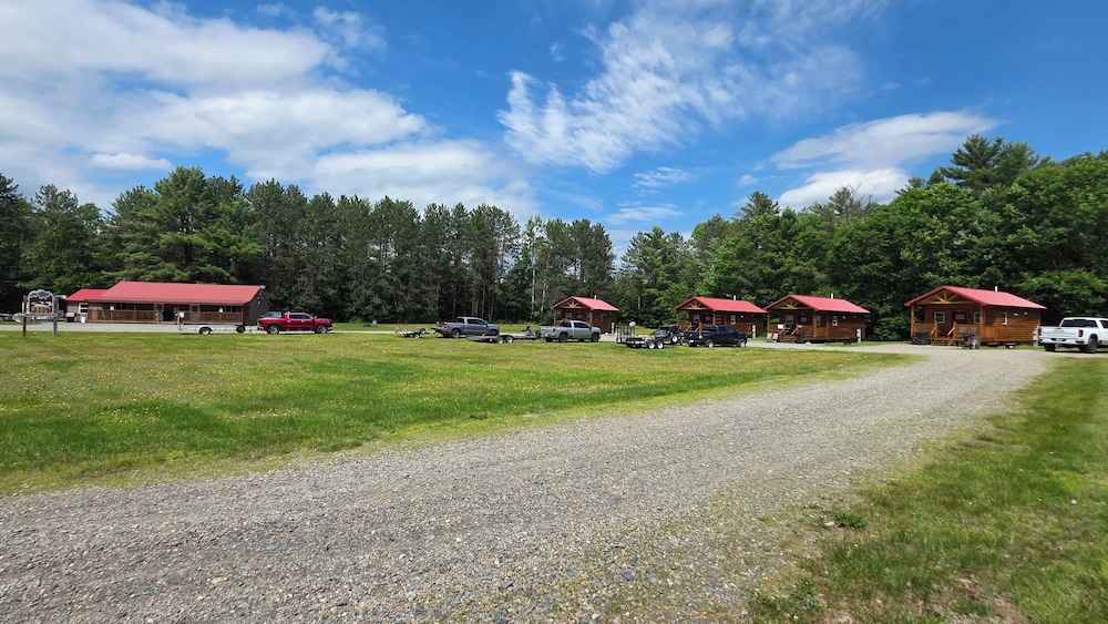 Abbot Trailside Lodging - carbon neutral hotel in Norridgewock