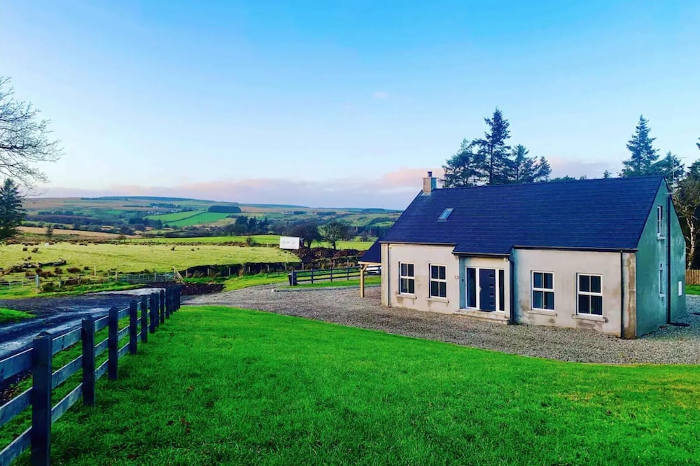 4 Bedroom Forest View House & Hot Tub sleeps — 4-Star Luxury Hotel in Coleraine, United Kingdom