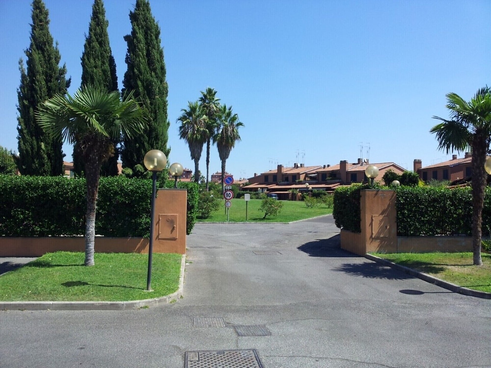 Villa Sleeps 6 With Garden and Gym — 4-Star Luxury Hotel in Rome, Italy