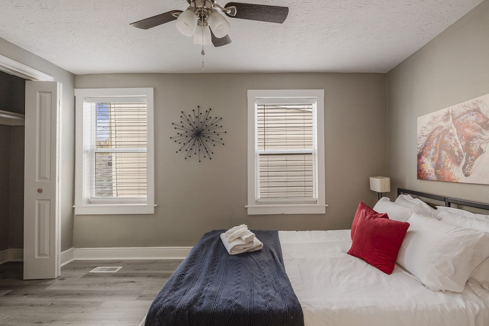 Newly renovated 4BR CozySuites - photo 8