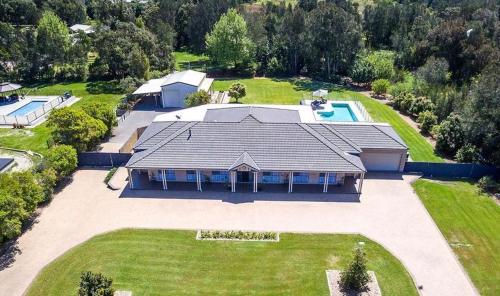 Coast and Country Estate 15m Heated Pool and Minutes to Beach — hotel in One Mile