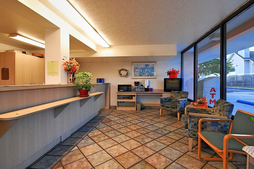 Super 6 Inn Suites - photo 4