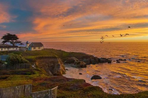 Oceanfront luxury wdramatic views 30 day rental minimum — 4-Star Luxury Hotel in Montara, United States