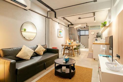 Rare Bangkok Townhouse Perfect for Groups 8 mins to Train