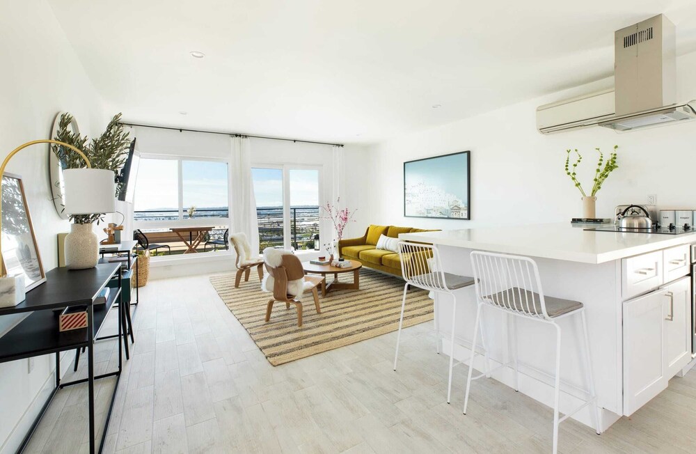 Avalon Buyout by AvantStay Mins to Gaslamp Rooftop w BBQ Sleeps 24 - photo 2