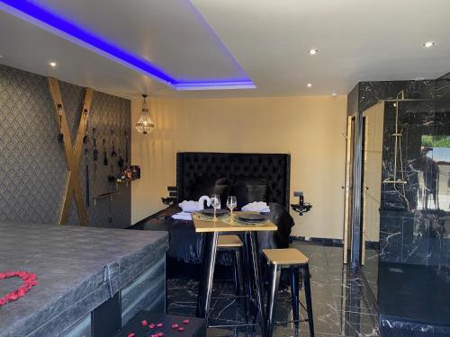 Désirs d’une nuit Loveroom jacuzzi in Cagny, France