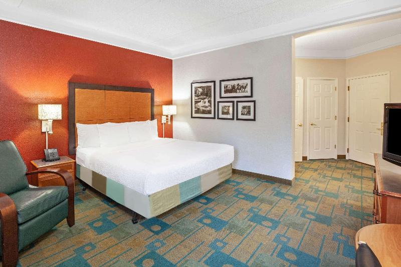La Quinta Inn & Suites Houston Galleria Area - photo 20