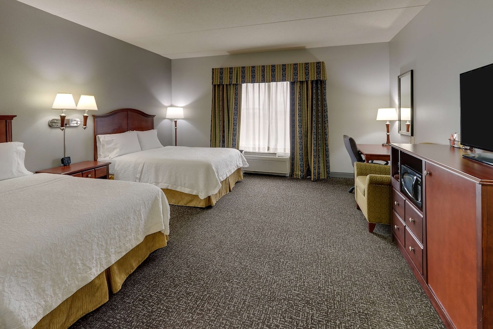 Hampton Inn & Suites Indianapolis Airport - photo 10